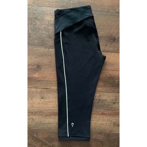 SOLD Ivivva Race To The Finish Line Crops Size 14 - Picture 2 of 13